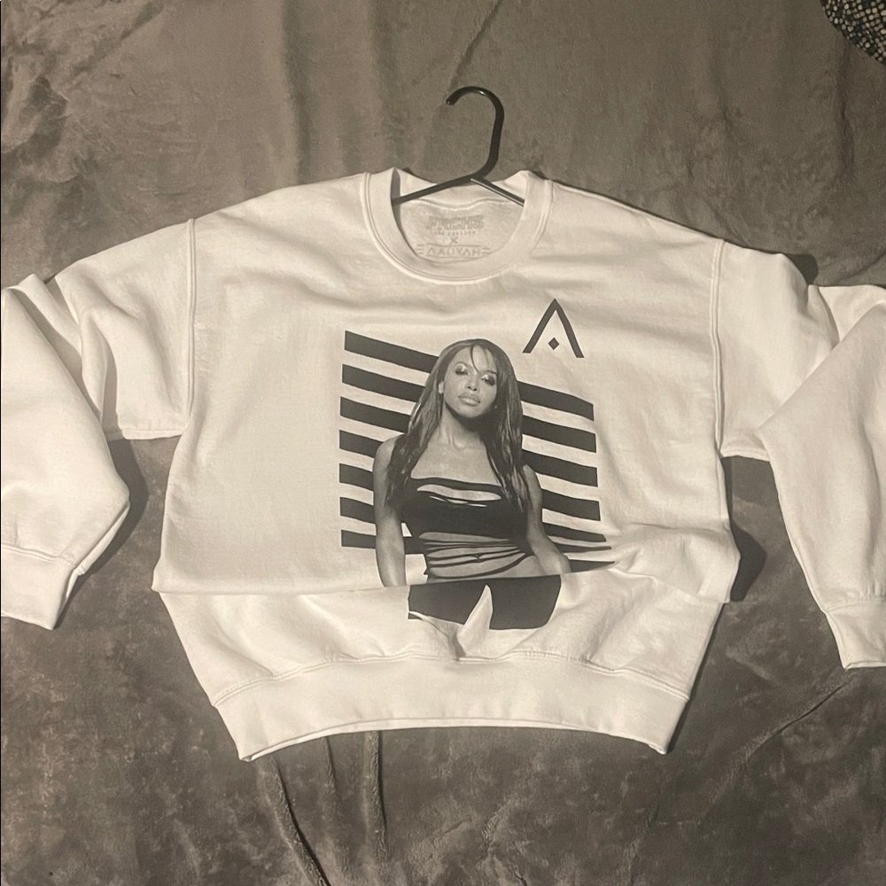 White Graphic sweater FRCHS Los Angeles X Aaliyah